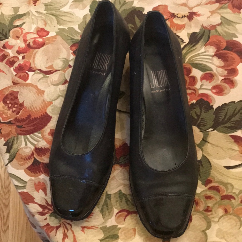 Low wedge cap toe shoe